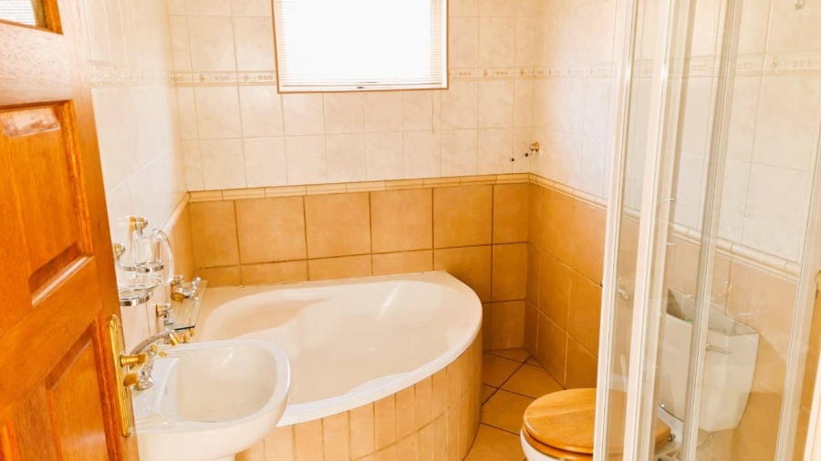 8 Bedroom Property for Sale in Waverley Free State